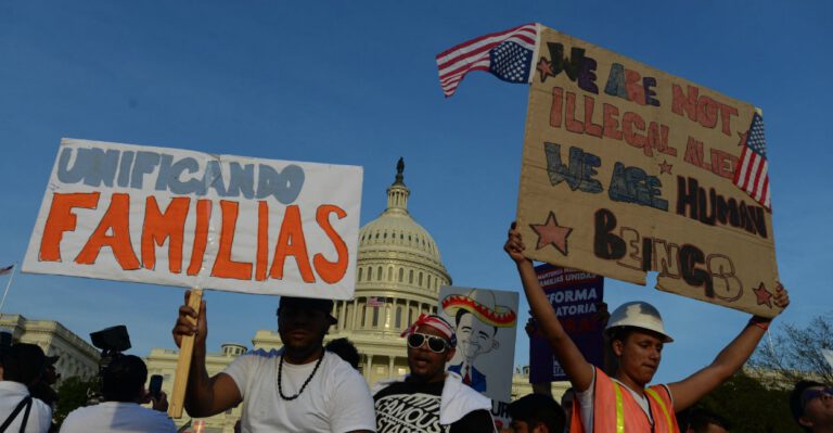 IRS Says Illegal Immigrants Eligible for Tax Credits