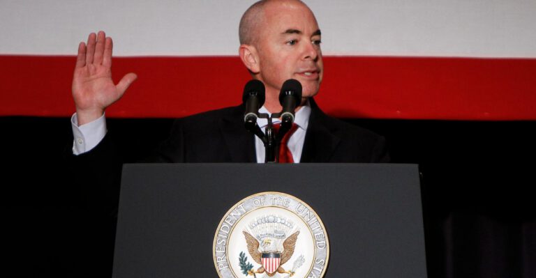 Homeland Security Official Used His Office to Give Visas to High-Ranking Politicians