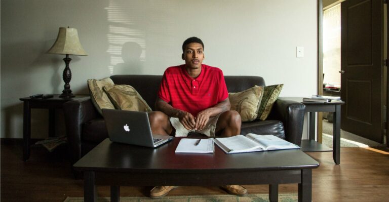 Law Enforcement Seizes $11,000 From 24-Year-Old at Airport Without Charging Him With a Crime