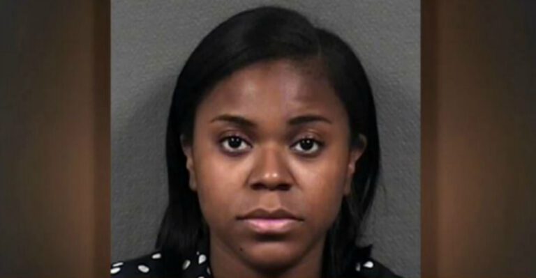 Texas Mother Arrested Because Her Children Sat ‘30 Feet’ Away From Her in a Food Court