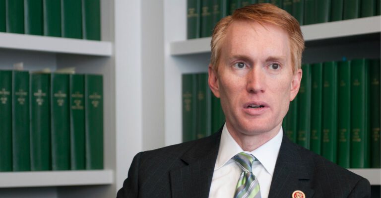 Senator Defends Suspended Football Coach: ‘He Was Simply Kneeling Down to Pray’