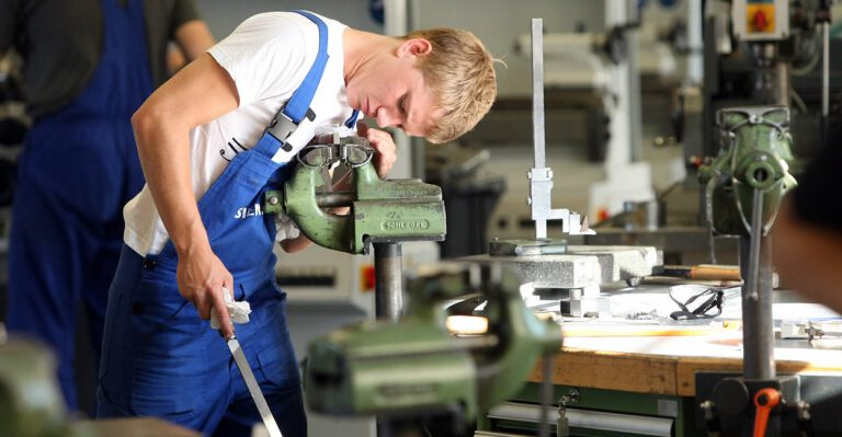 Only 6 Out of 10 Americans Eligible to Work Are Actually Working
