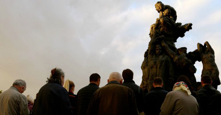 Memorial Ceremony for Nazi Massacre Warns of History Repeating