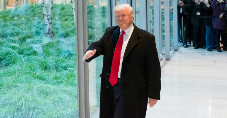 Trump to Follow Reagan Model in Federal Hiring Freeze