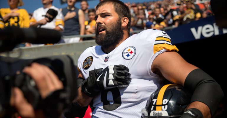 Army Captain Is Sole Pittsburgh Steeler to Stand for National Anthem