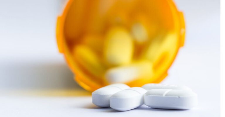 The Parallels Between the Gun Debate and the Opioid Crisis