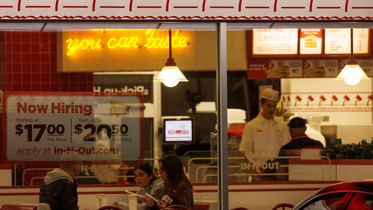 US Weekly Jobless Claims Dip in Latest Week