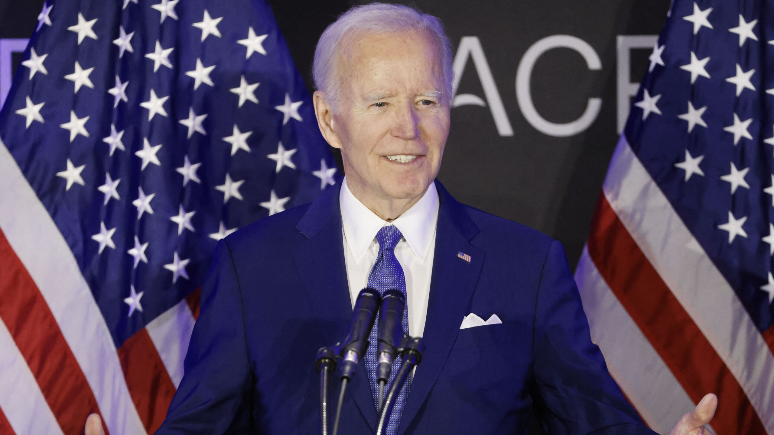 ‘Kid Gloves’ vs. ‘Public Spectacle’? Newly Released FBI Photos Fuel Biden-Trump Double Standard Claims in Doc Probes