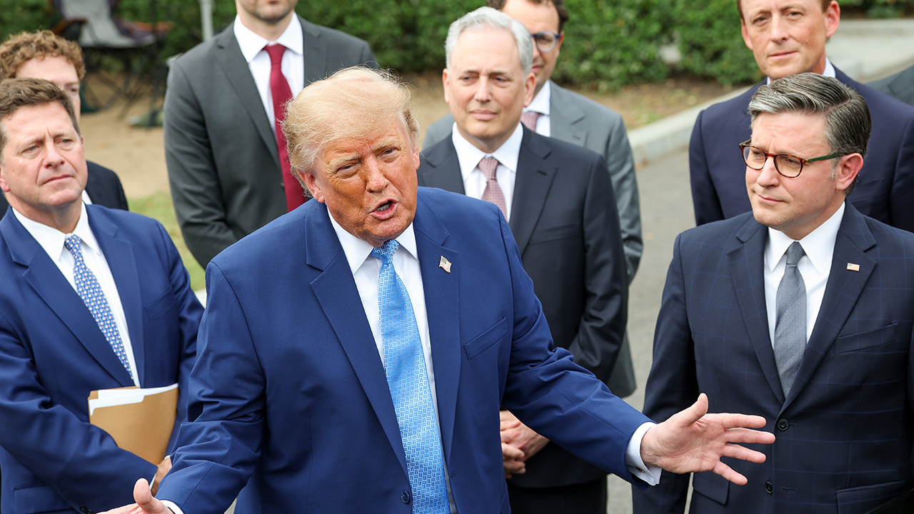 Trump Suggests 10-Person Committee to ‘Watch Over” AI
