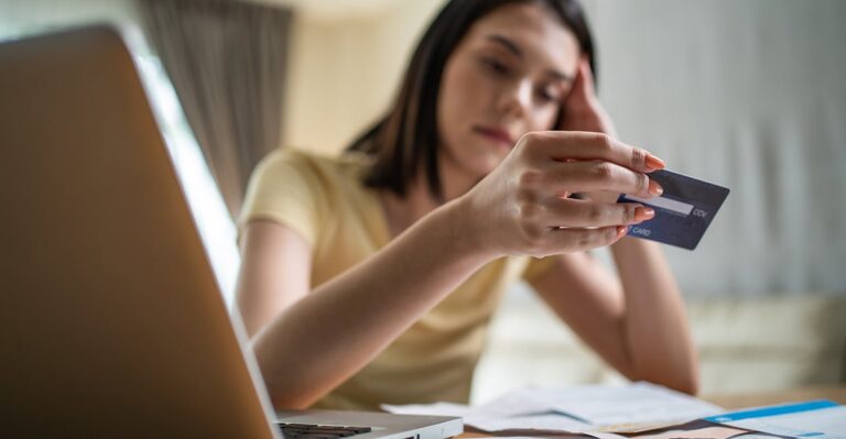 Government Gets Fatter as Americans Rack Up Record Credit Card Debt