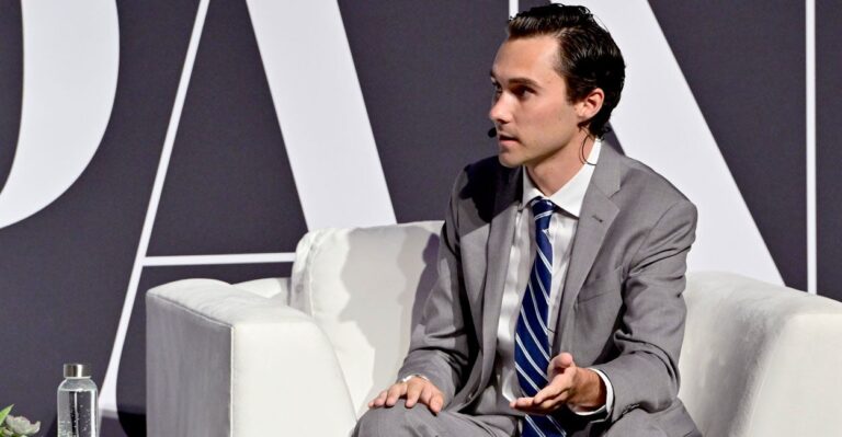 Amid Bid to Oust Him, Hogg Quits DNC