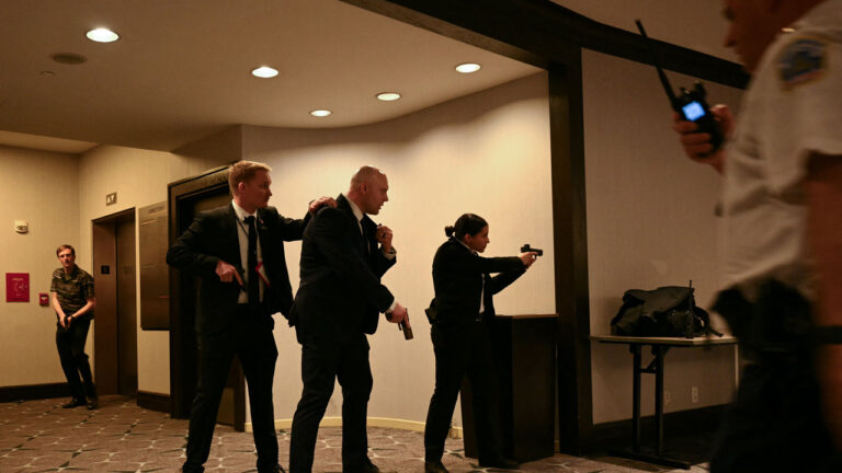Agents with their guns drawn at Washington Hilton.