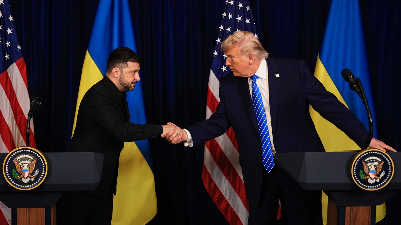 Home 5 U.S. President Donald Trump and Ukrainian President Volodymyr Zelensky shaking hands