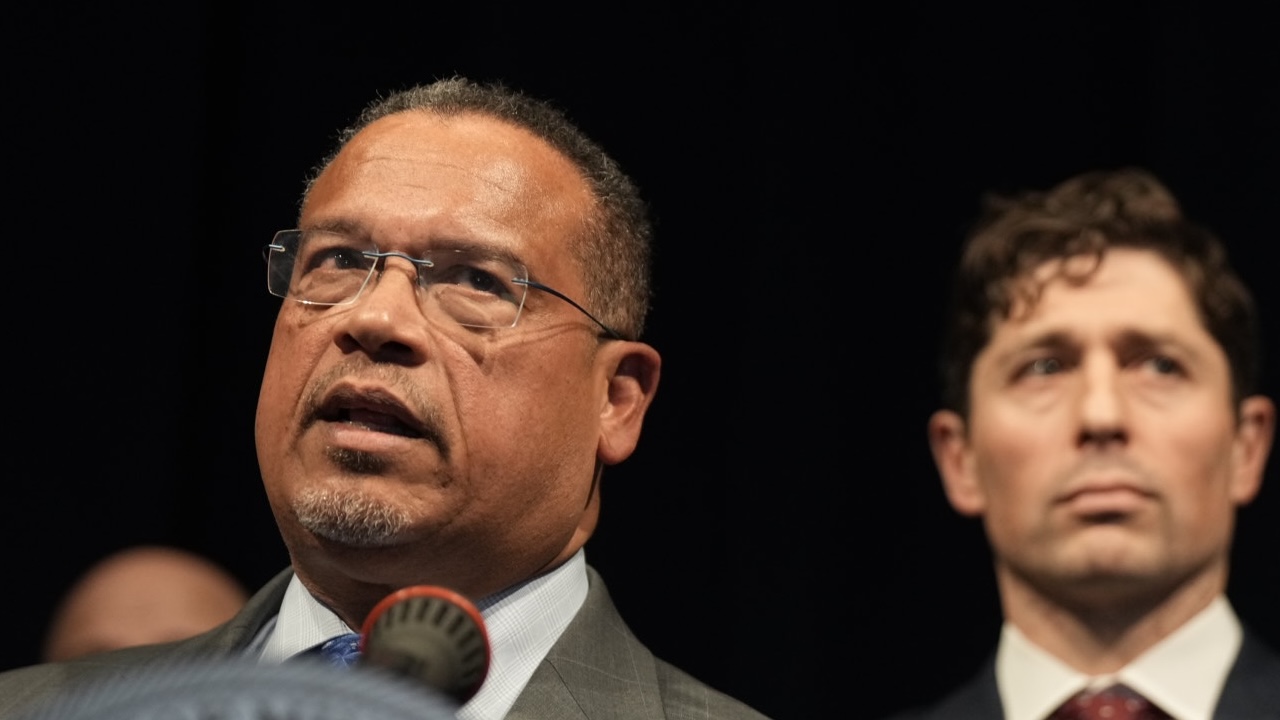 Minnesota Escalates Fight With Abbott Over ICE Agent Accused in Shooting