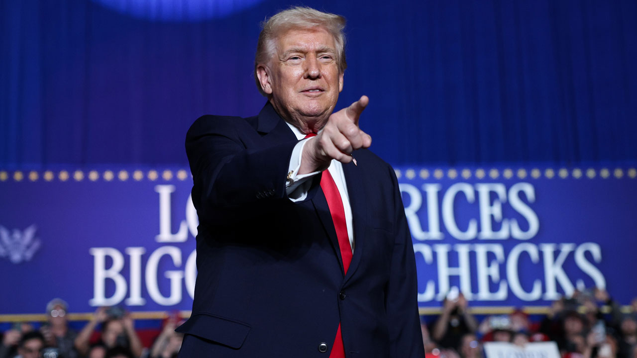 Trump Endorses Anti-Pesticide MAHA Farmer in the Hawkeye State