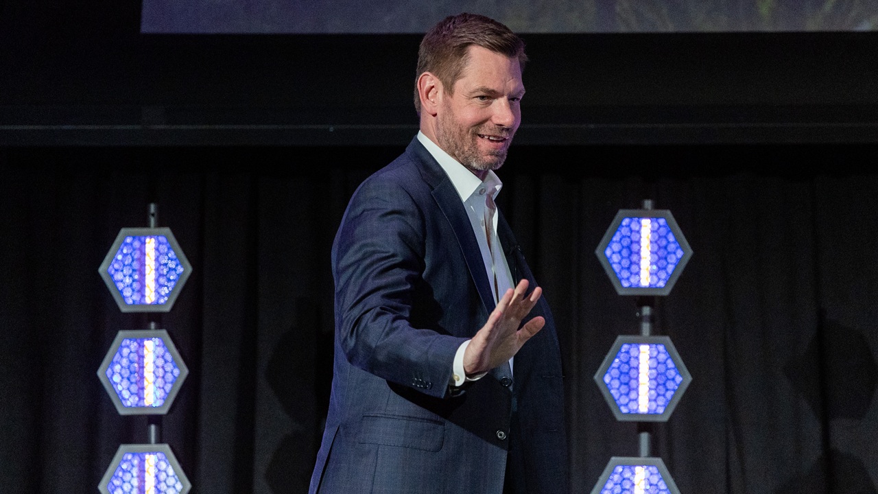 Eric Swalwell waving