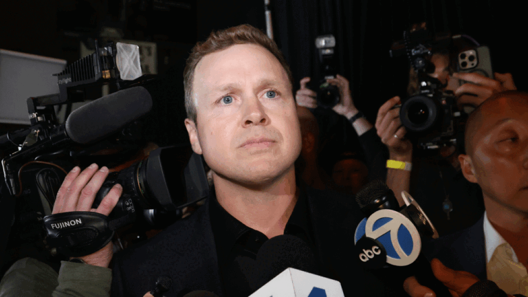 Spencer Pratt surrounded my news outlet mircophones.