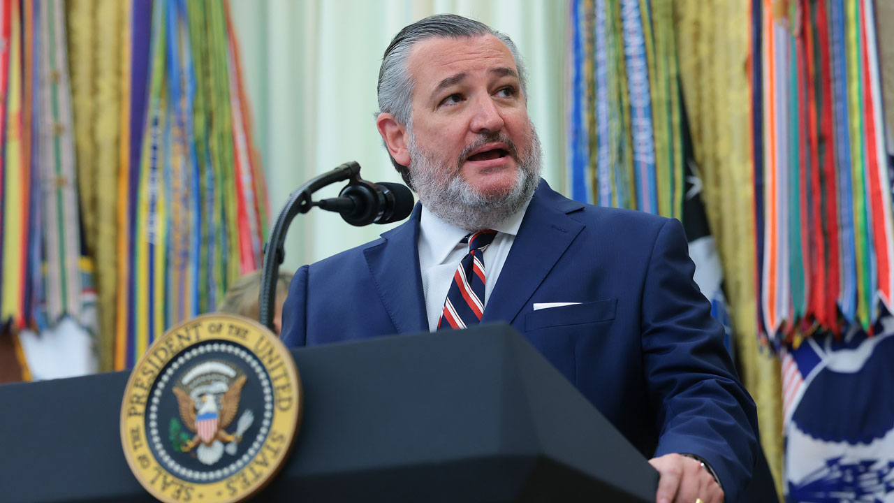 Sen. Ted Cruz (R-TX) speaks in the oval office.