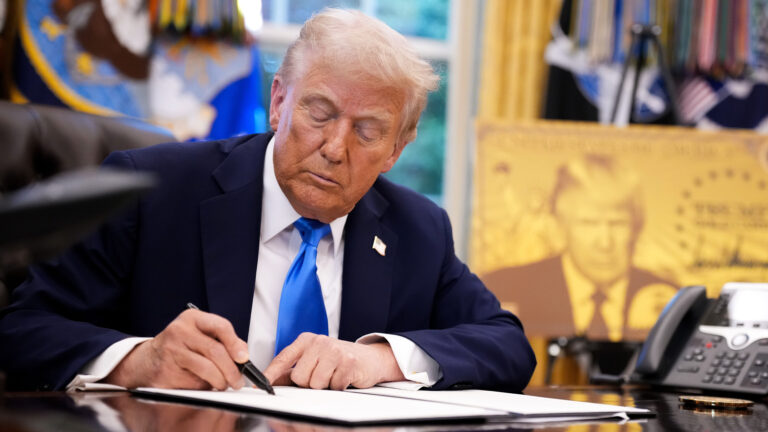 President Donald Trump signs an executive order in the Oval Office at the White House on Sept. 19, 2025. He signed a series of orders, one that tintroduced a $100,000 fee for H-1B visas. (Andrew Harnik/Getty Images)