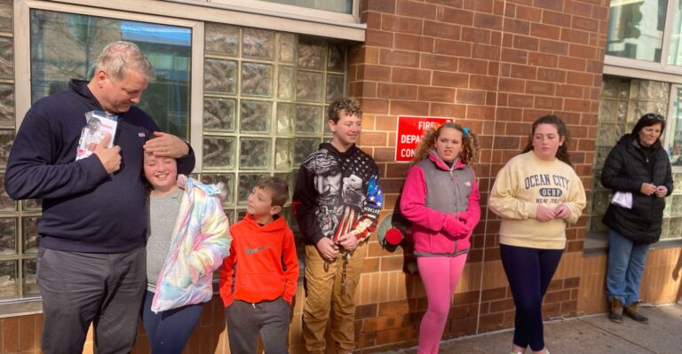 Cleared From DOJ Charges, Mark Houck and His Family Return to Abortion Clinic to Pray