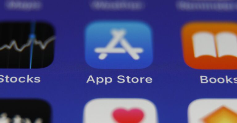 SEC Sides With Christian Groups Over Apple on Access to Apps