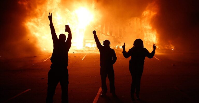 33 Photos of the Chaotic Streets of Ferguson
