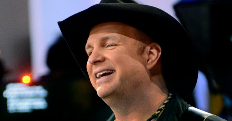 How Garth Brooks Responded to a Cancer Patient’s Sign May Bring You to Tears