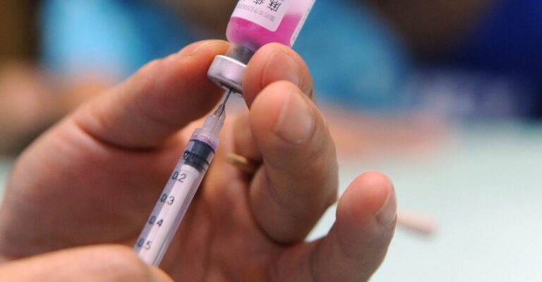 Outbreak of Pro-Vaccine Sentiment From Rivals Afflicts Two White House Hopefuls