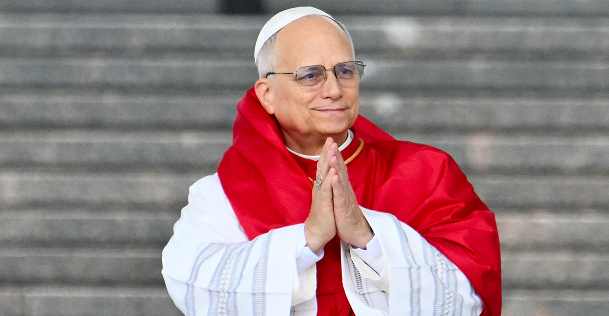 Pope Leo prays.