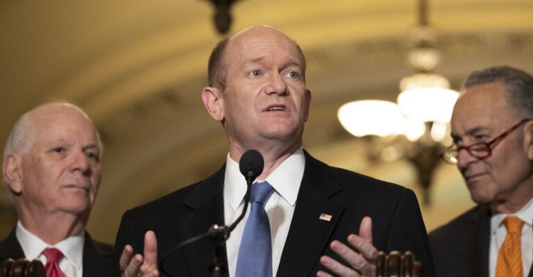 Senate Panel Bucks White House, Approves Pay Raise for Government Employees